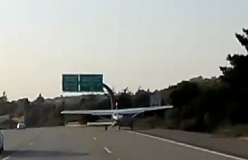 ​Легкомоторный самолёт приземлился на оживлённую трассу в США