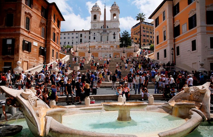 В Риме запретили сидеть на знаменитой Испанской лестнице