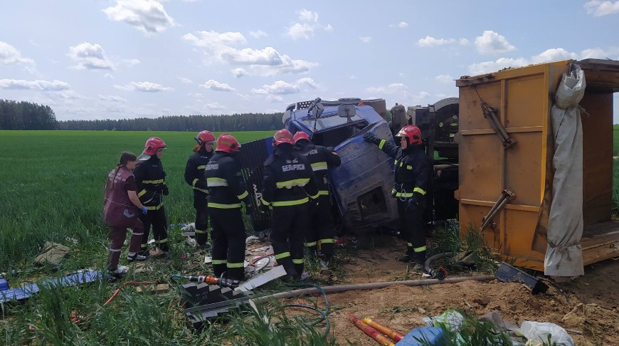 В Шкловском районе в результате ДТП перевернулся грузовик