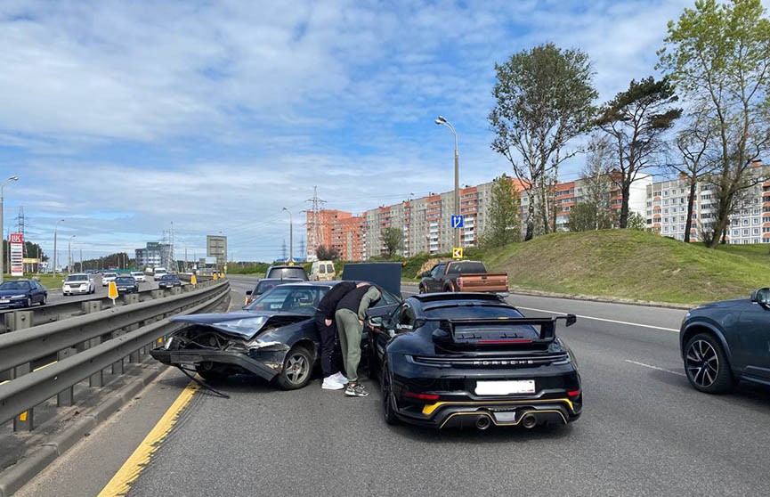 Авария на МКАД: 71-летний водитель Audi допустил столкновение с Porsche