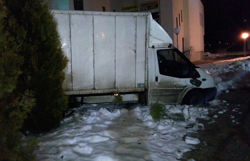 Пьяный водитель на фургоне пытался скрыться от ГАИ в Витебске и чуть не врезался в здание банка