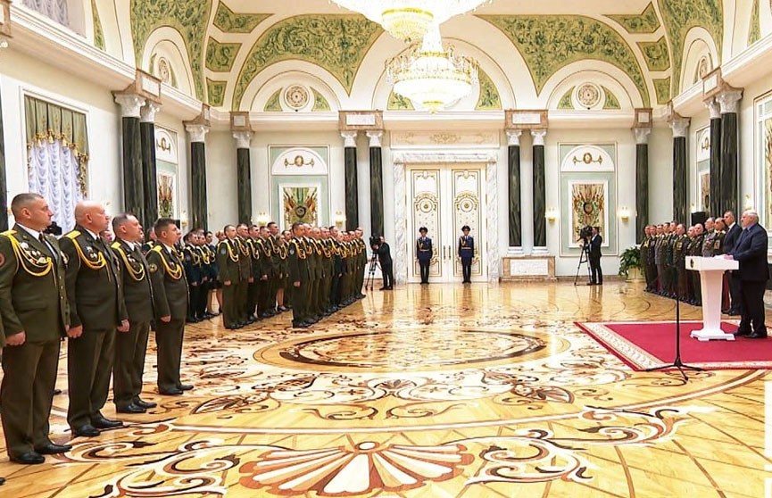 А. Лукашенко вручил белорусским офицерам генеральские погоны