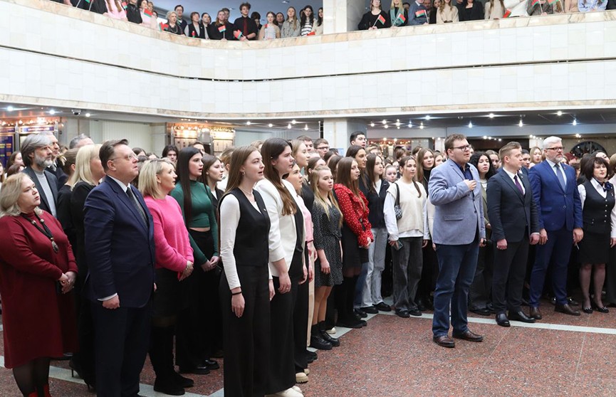 У Акадэміі кіравання пры Прэзідэнце прайшоў флэшмоб «Спяваем дзяржаўны гімн разам»