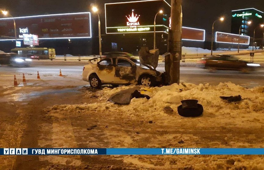 В Минске автомобиль въехал в осветительную мачту и загорелся