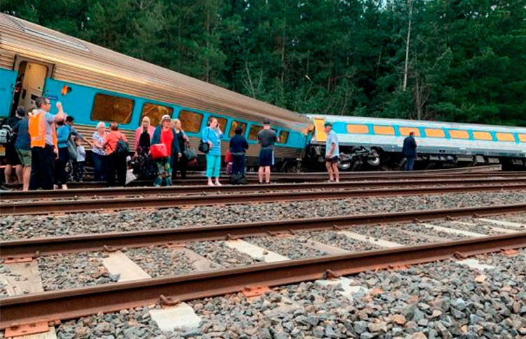 Пассажирский поезд сошел с рельсов в Австралии: два человека погибли