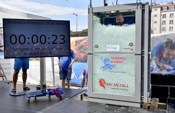 Мировой рекорд: австриец два часа просидел в контейнере со льдом
