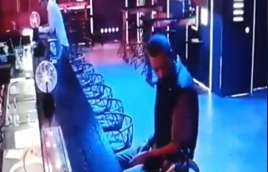 Видео: мужчина украл рюкзак в баре на Зыбицкой