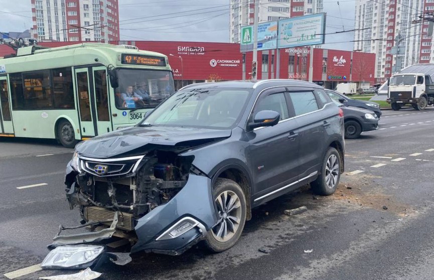 ДТП на Уманской в Минске: водитель не пропустил встречную машину