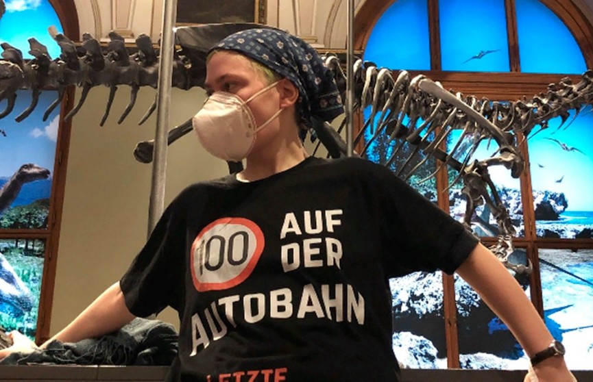 Венские экоактивистки приклеили себя к постаменту со скелетом динозавра в музее