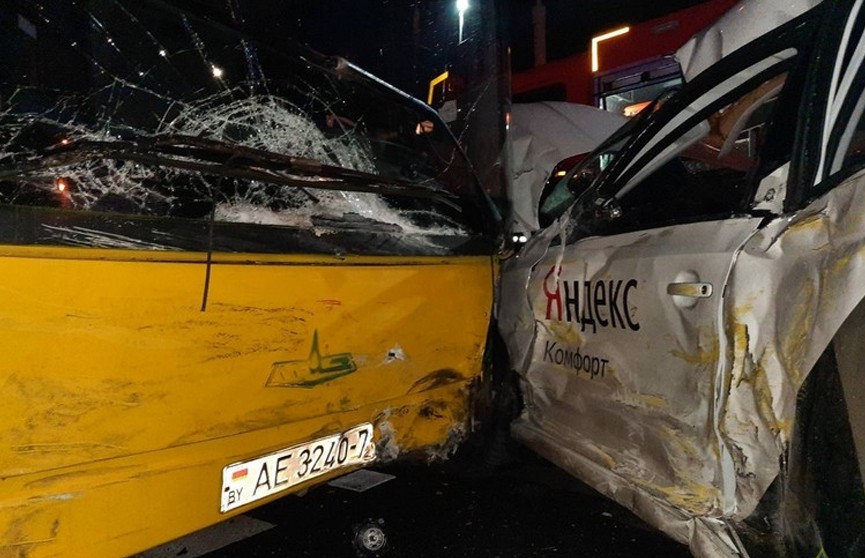 Такси столкнулось с автобусом в Минске
