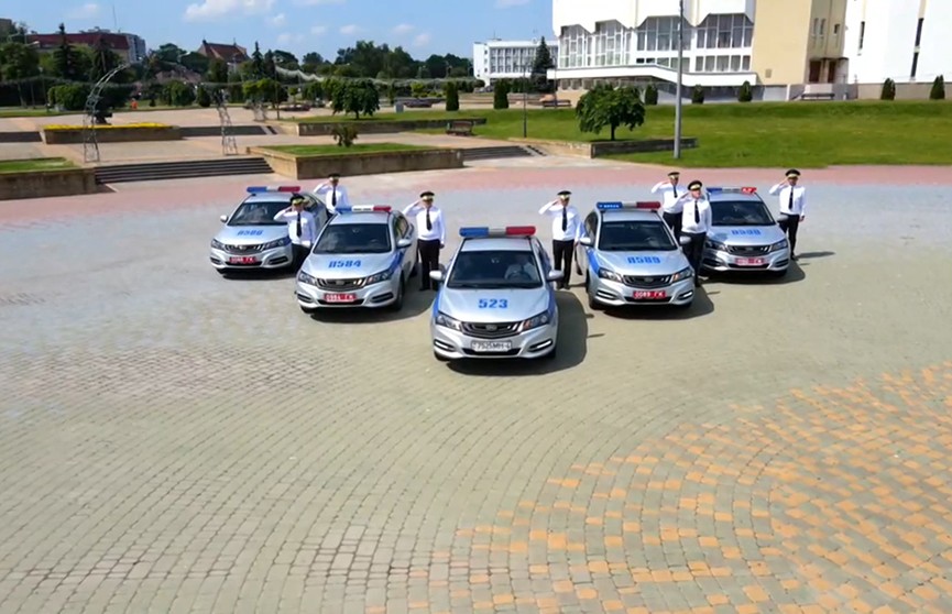 Сотрудники ГАИ в Лиде сигналами авто сыграли белорусский гимн в честь Дня Независимости