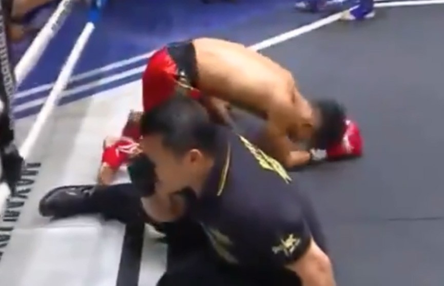 Тайский боксёр нокаутировал судью и соперника (Видео)