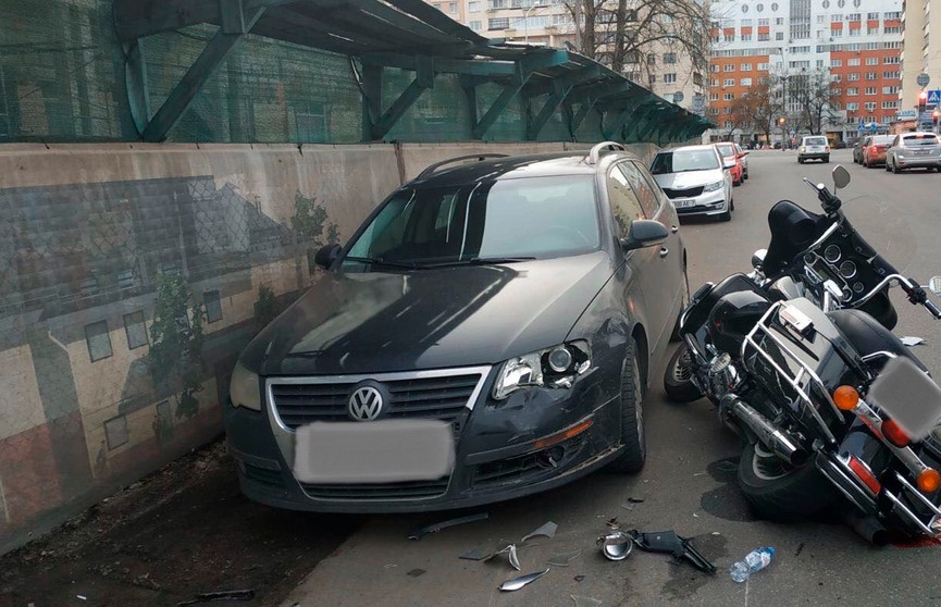 Мотоциклист выехал на встречку и столкнулся с легковушкой в Минске