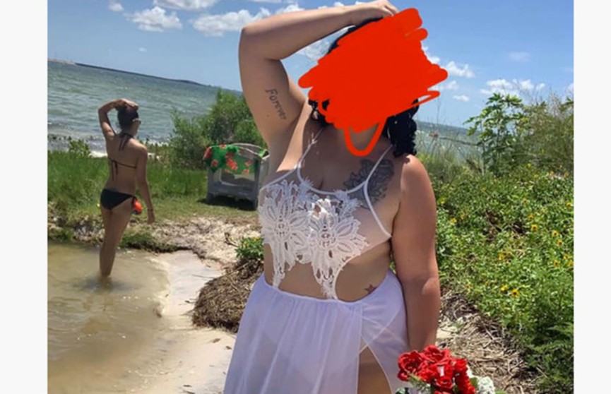 «Хуже, чем нижнее бельё»: девушка вышла замуж в пляжной одежде и насмешила пользователей сети