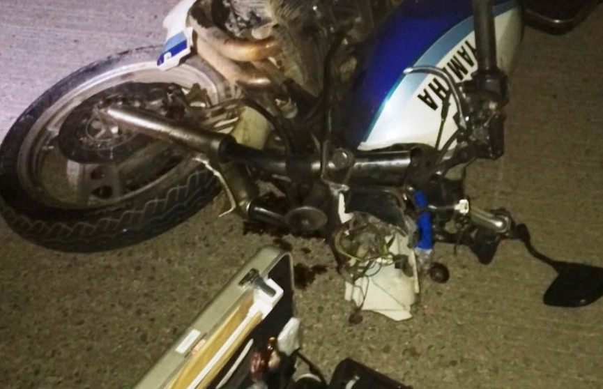 Пьяный бесправник на мотоцикле врезался в попутное авто, чудом остался жив мотопассажир, ехавший без шлема