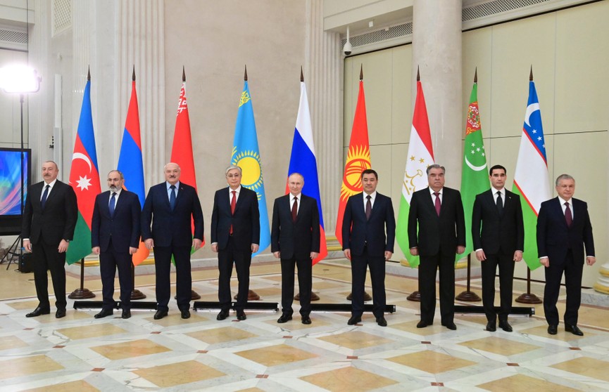 «2023 будет нормальным, не переживайте». Лукашенко – на неформальной встрече лидеров СНГ в Санкт-Петербурге