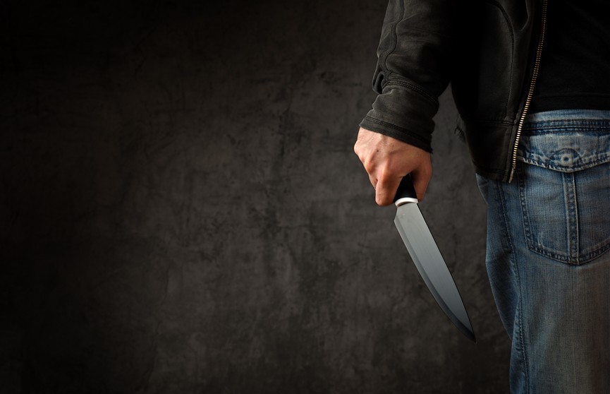 В Кобрине мужчины с ножом напали на женщину-таксиста
