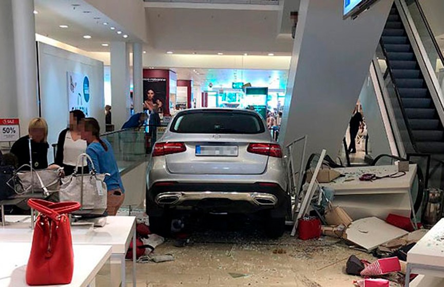 Автомобиль протаранил здание торгового центра в немецком Гамбурге