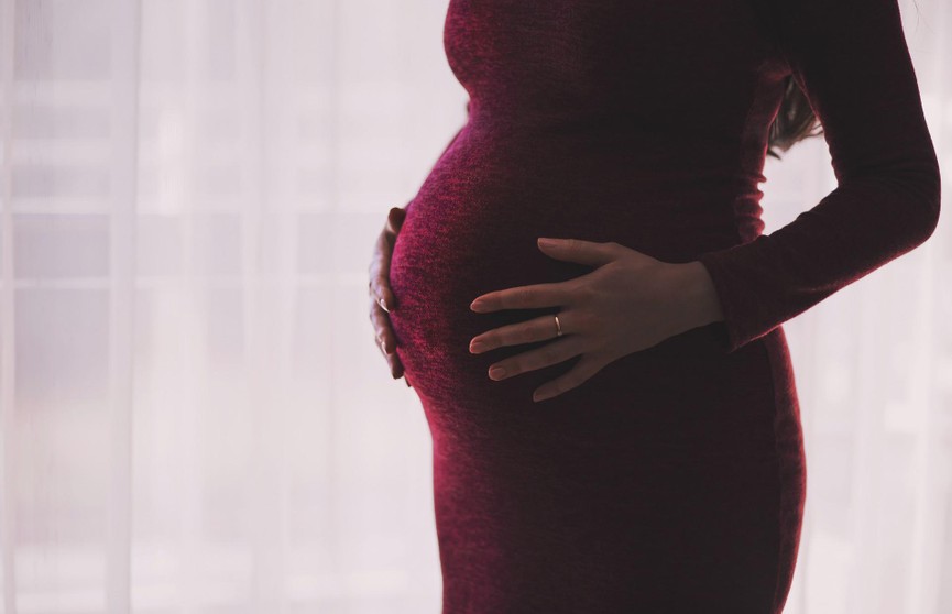 Беременную женщину обвиняют родственники мужа в том, что она ждет «неправильного» малыша