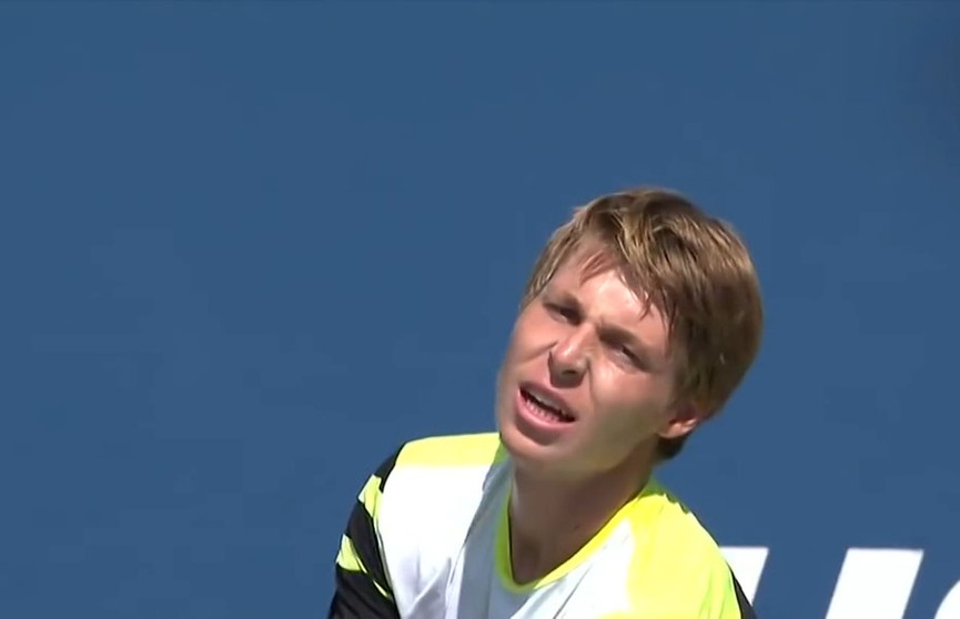 Илья Ивашко вышел в 1/4 теннисного турнира в Софии