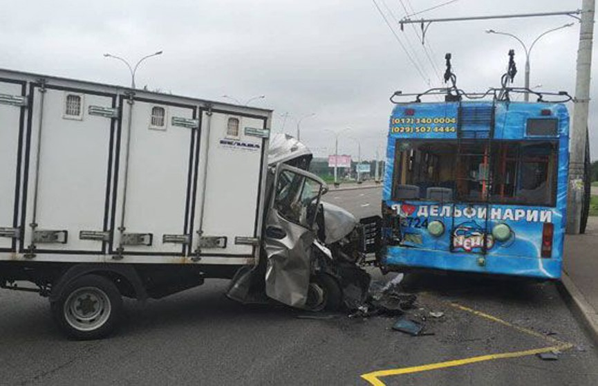 ​Грузовик столкнулся с троллейбусом в Минске, пострадала 12-летняя пассажирка
