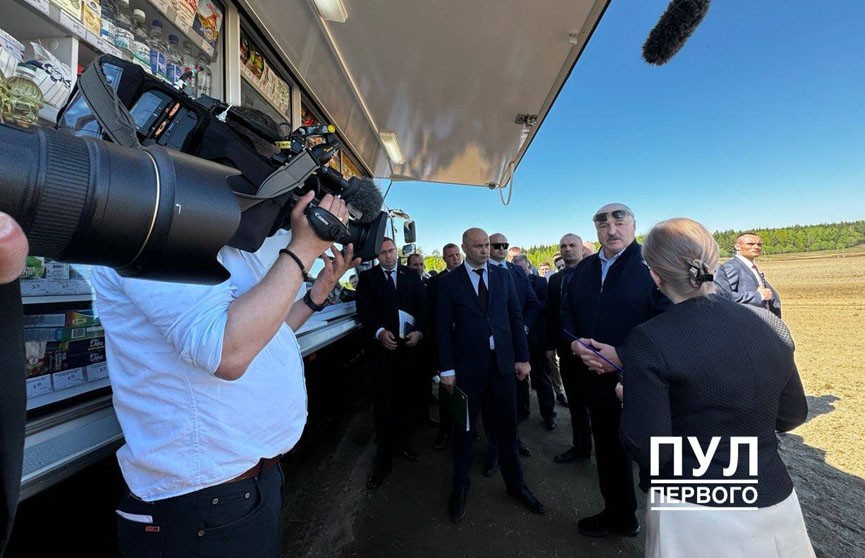 А. Лукашенко в Костюковичах продемонстрировали новую автолавку Белкоопсоюза