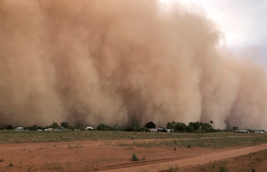 Мощная песчаная буря в Австралии превратила день в ночь (ВИДЕО)