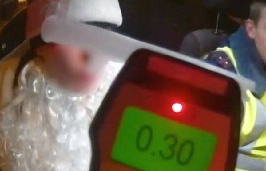 Дед Мороз заключен на 10 суток под арест за пьяную езду в России