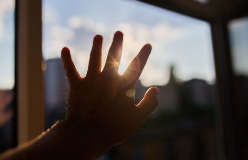 4-летний ребенок выпал из окна многоэтажки в Полоцке
