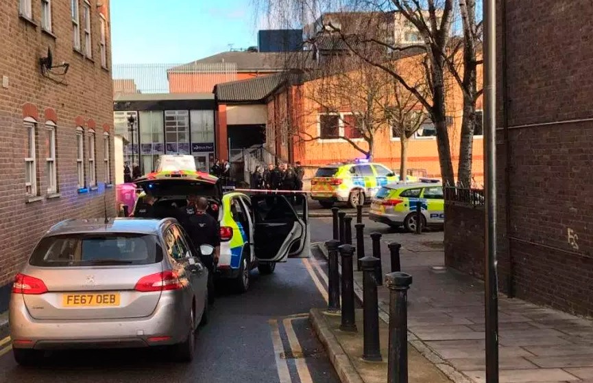 Нападение с мачете в медцентре Лондона: три человека пострадали