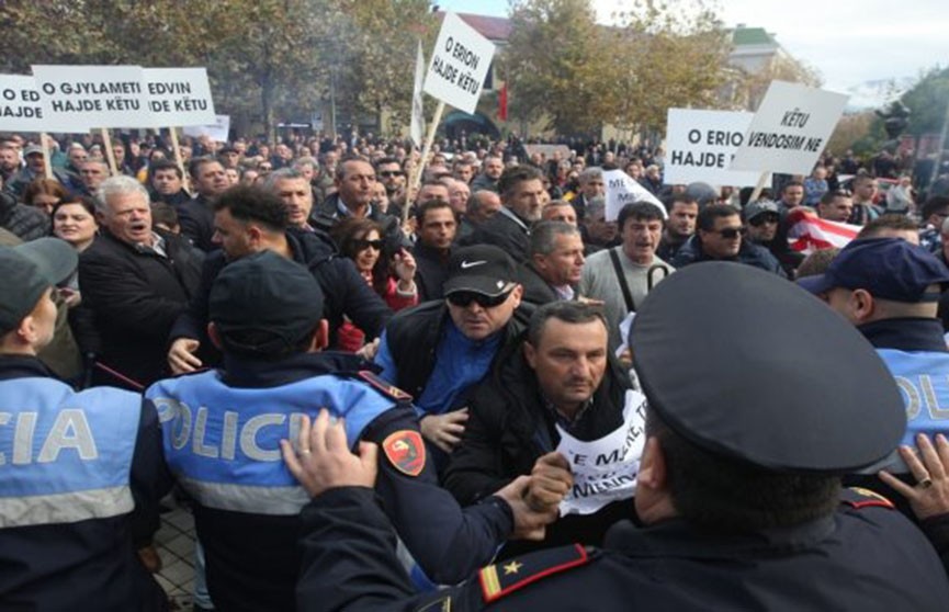 Антиправительственные протесты в Албании: митингующие вступили в стычки с полицией