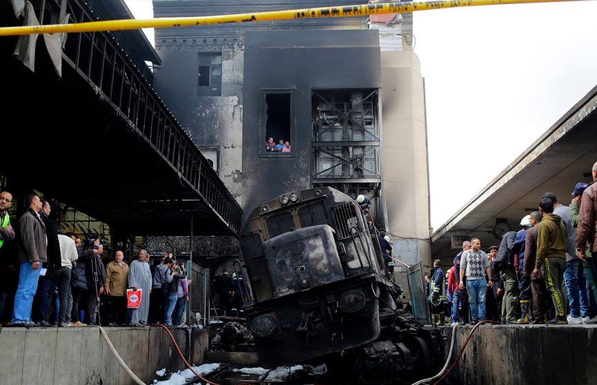Причины взрыва поезда на вокзале выясняют в Египте