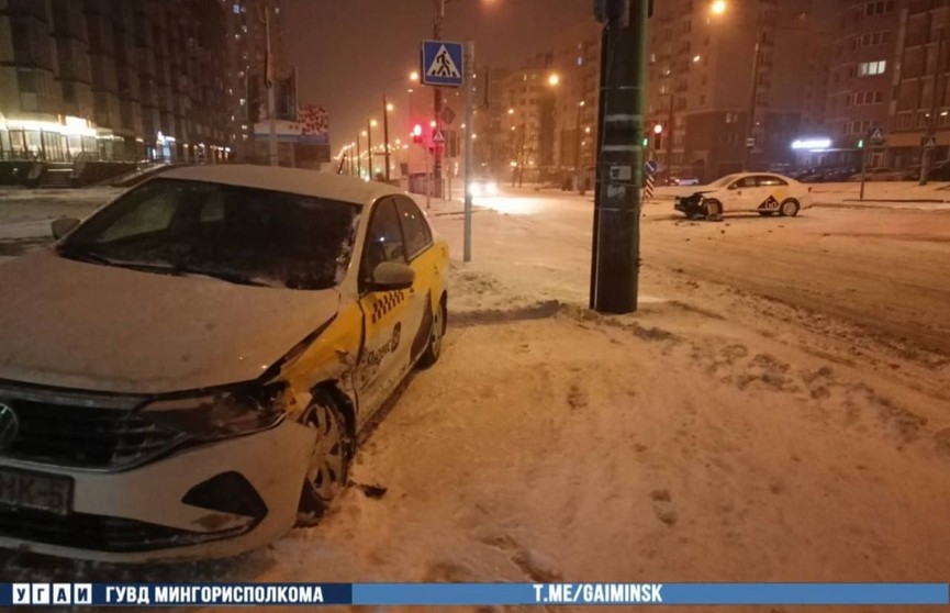 В Минске столкнулись два автомобиля «Яндекс.Такси»