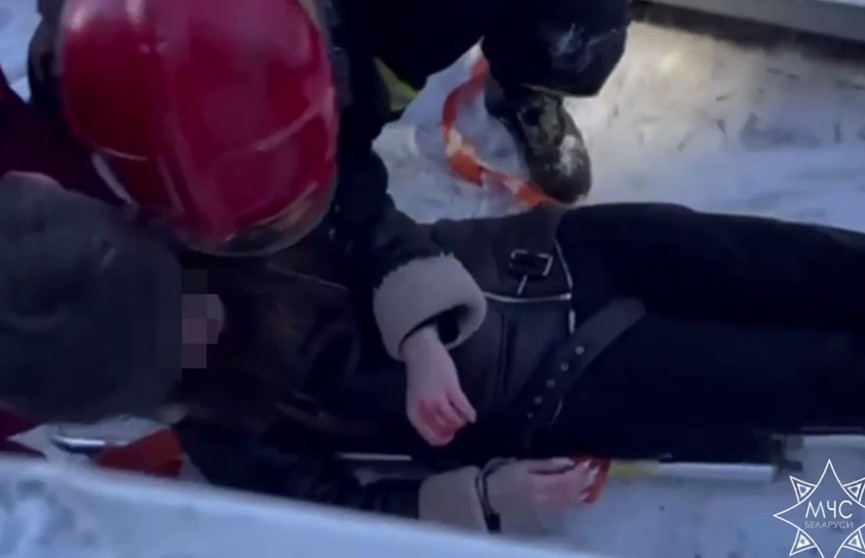 МЧС: девушка выпала из окна 4-го этажа на козырек подъезда в Минске