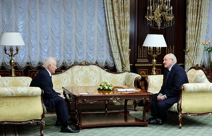 Лукашенко: никто не собирается воевать против Украины