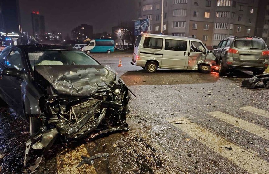 Авария с участием трех автомобилей произошла в Барановичах