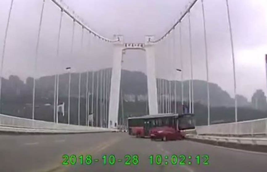 В Китае автобус упал в реку из-за драки водителя и пассажирки: 15 человек погибли (ВИДЕО)