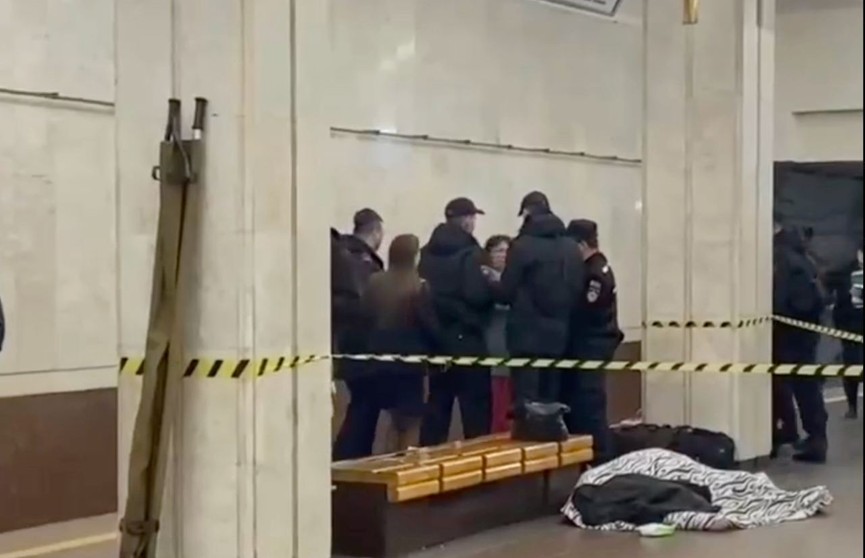 На станции метро «Площадь Победы» в Минске работают медики и милиция