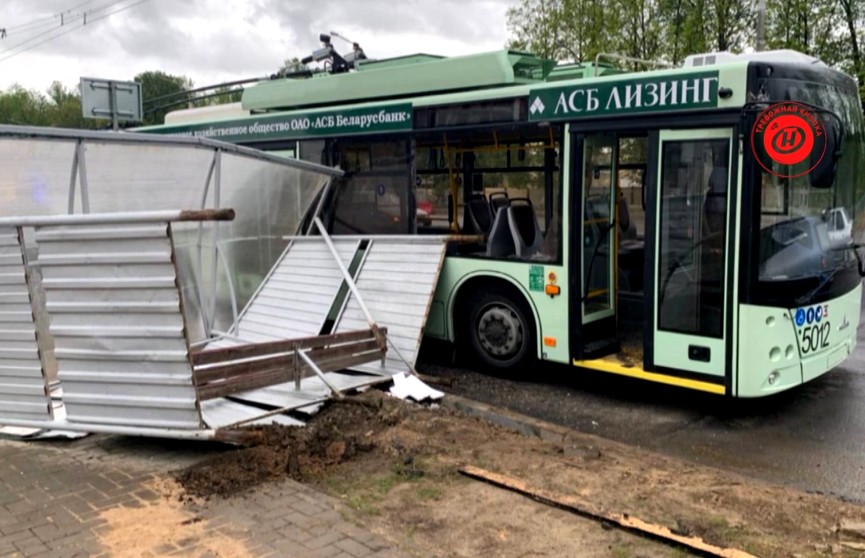 Остановка упала на троллейбус в Минске