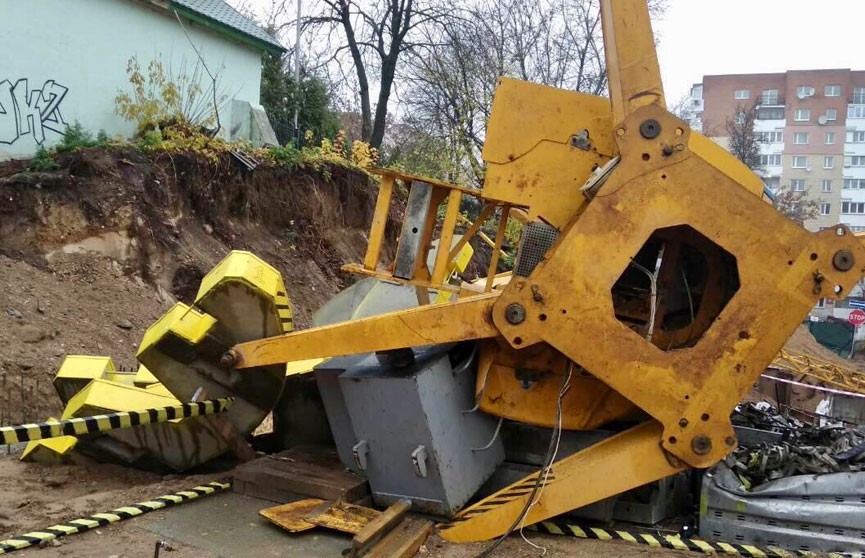 Фотофакт: в Минске упал строительный кран