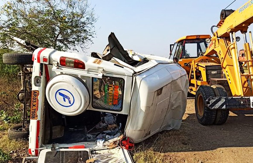 В Индии 14 человек погибли в результате столкновения микроавтобуса и грузовика