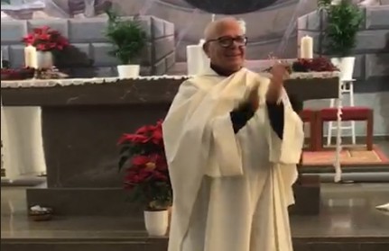 В Испании священник зажигательно станцевал фламенко во время мессы