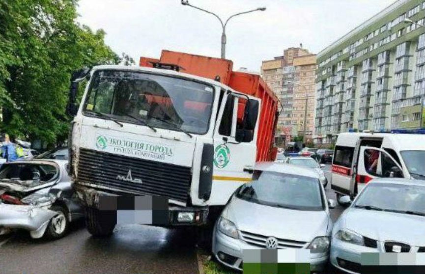 В Минске мусоровоз врезался в припаркованные автомобили