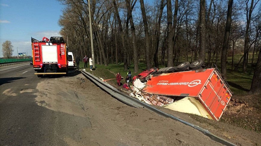 На МКАД водитель фуры не справился с управлением