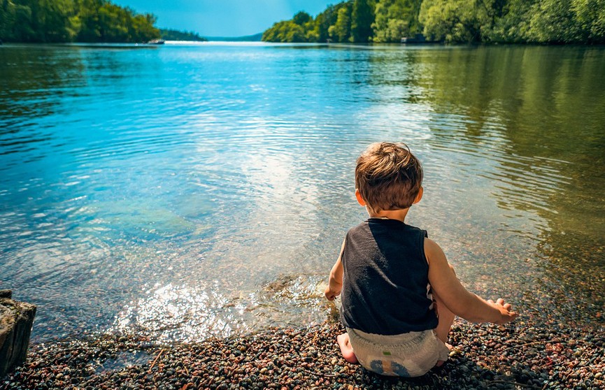 Как обезопасить себя и ребенка на отдыхе у водоема – рекомендации от МЧС