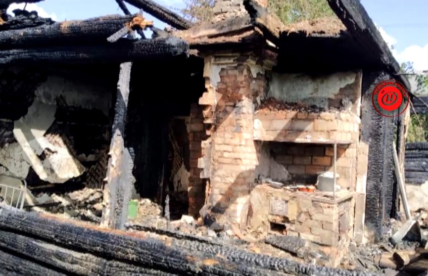 Пожар в Браславском районе: к приезду спасателей деревянный дом уже был без крыши и полностью охвачен огнём