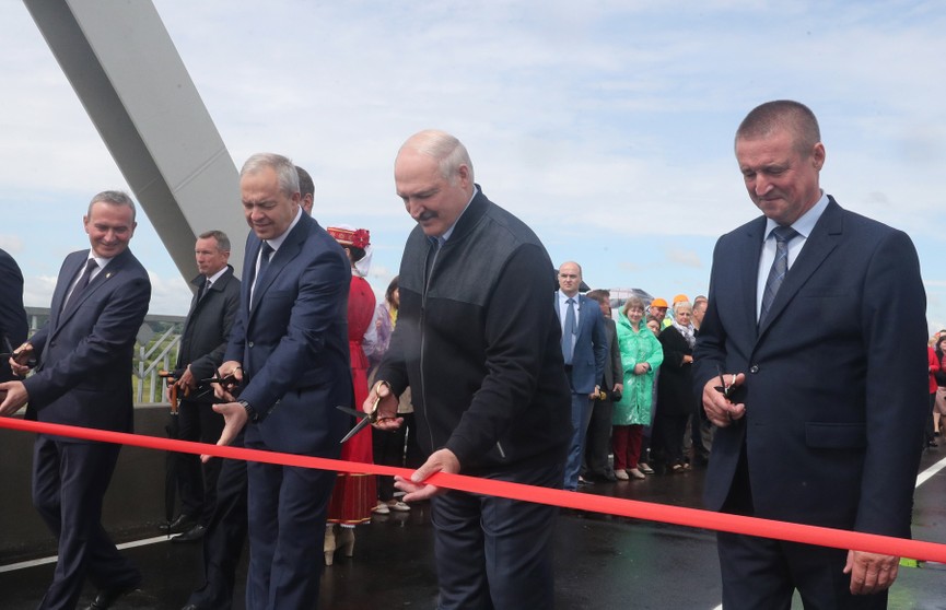 «Этому мосту быть. И быть надолго»: Лукашенко открыл путепровод через реку Сож в Славгородском районе