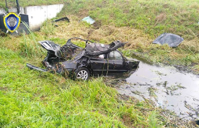 Смертельное ДТП в Столинском районе: машина опрокинулась в мелиоративный канал, водитель и пассажир погибли
