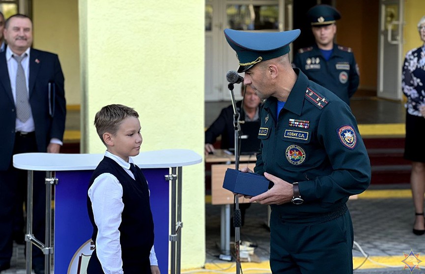 В Слониме наградили мальчика, спасшего своего друга, которого засыпало песком