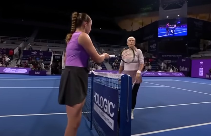Латвийская теннисистка Остапенко после матча не пожала руку обыгравшей ее Виктории Азаренко
